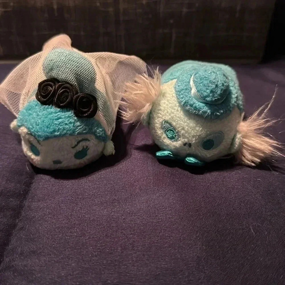 EXCLUSIVE DISNEY PARKS HAUNTED MANSION MINI TSUM TSUMS: The Bride & Ghost Ezra - Picture 1 of 5